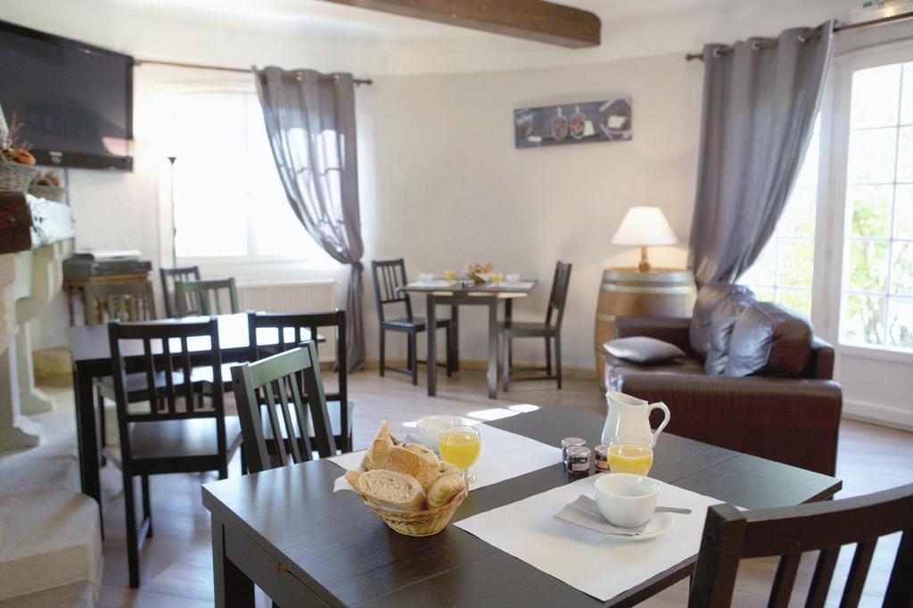 Logis Hotel Castel Mouisson Барбентан Экстерьер фото